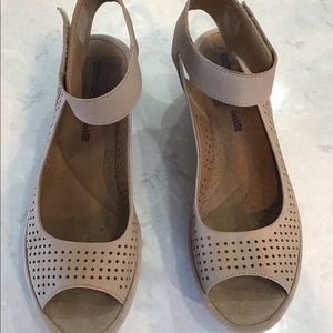 Clarks ankle strap sandals sz 10